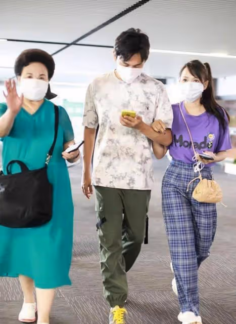 伊能靜已經53歲了，身材比例依然出眾，身穿印花連衣裙的她又高又瘦