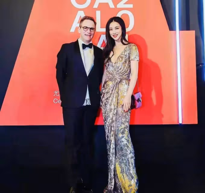 朱珠一襲銀色大V領連衣裙現身，166公分的比例卻讓人驚艷
