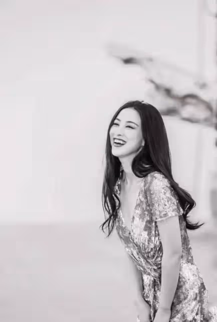 朱珠一襲銀色大V領連衣裙現身，166公分的比例卻讓人驚艷