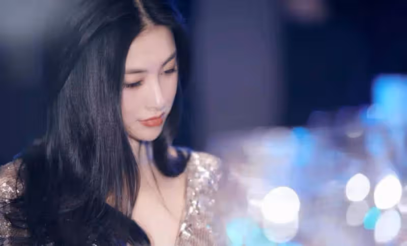 朱珠一襲銀色大V領連衣裙現身，166公分的比例卻讓人驚艷