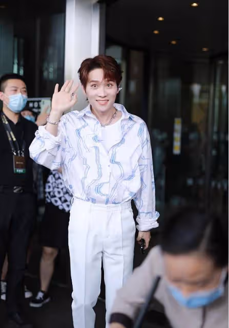 景昊的身材比例非常好，穿長袖襯衫和長褲真的很讓人羨慕