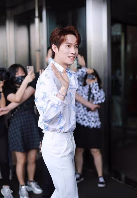 景昊的身材比例非常好，穿長袖襯衫和長褲真的很讓人羨慕