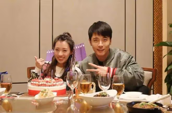 洪欣半夜官宣離婚無果,張丹峰畢瀅打組合拳闢謠,洪欣疑似被裹挾