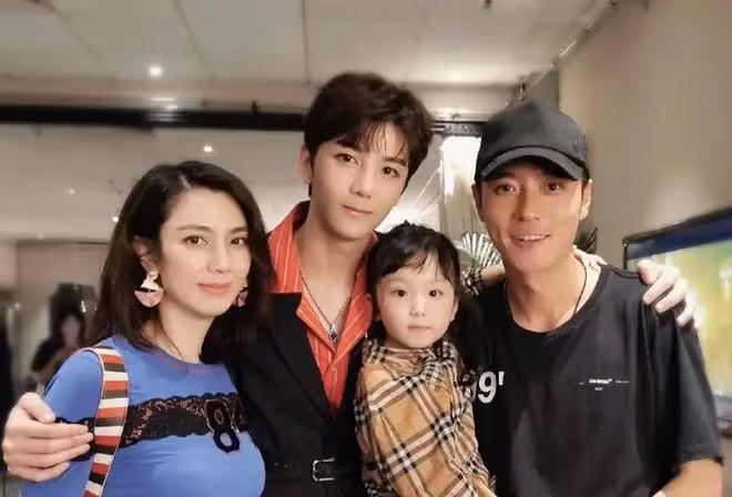 洪欣半夜官宣離婚無果,張丹峰畢瀅打組合拳闢謠,洪欣疑似被裹挾