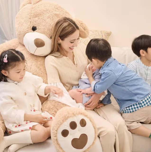 51歲鄭嘉穎曬全家福，為幼子辦party慶祝百日，3個兒子全是高顏值