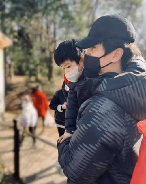 陳妍希帶娃山間露營似少女!6歲兒子罕曝正臉,高挑帥氣酷似陳曉