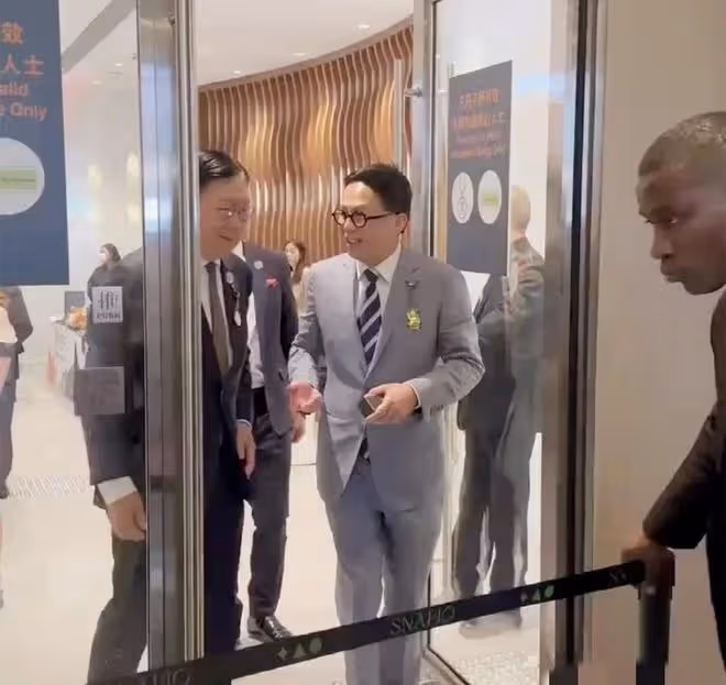 李澤楷穿10萬傑尼亞高定,內地出席活動,網友將其與王思聰作比較