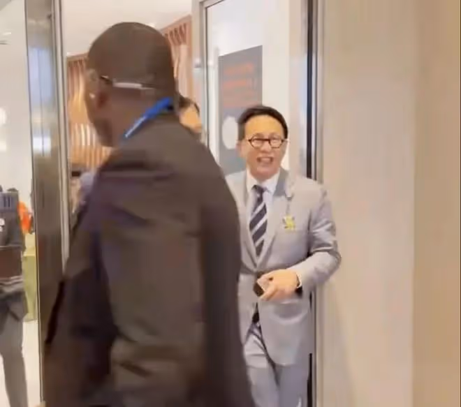 李澤楷穿10萬傑尼亞高定,內地出席活動,網友將其與王思聰作比較