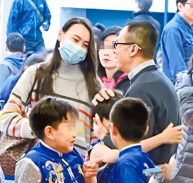 李澤楷穿10萬傑尼亞高定，內地出席活動，網友將其與王思聰作比較