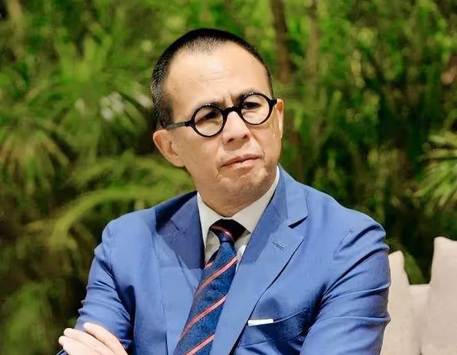 李澤楷穿10萬傑尼亞高定，內地出席活動，網友將其與王思聰作比較