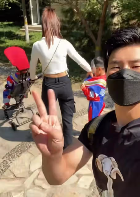 謝孟偉尷尬了,插隊買票被趕出樂園,亮出明星身份仍然被拒絕門外