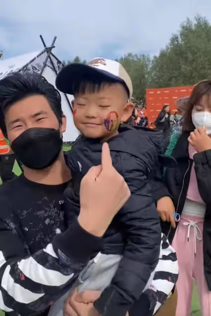 謝孟偉尷尬了,插隊買票被趕出樂園,亮出明星身份仍然被拒絕門外