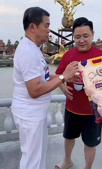 中國網紅大LOGO:到泰國請總理共進晚餐,一個億他信只露面半小時