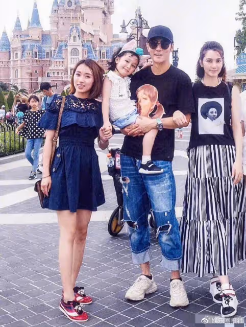 渣男張丹峰:出差睡助理,錢全給小三,直播間對老婆態度超惡劣。
