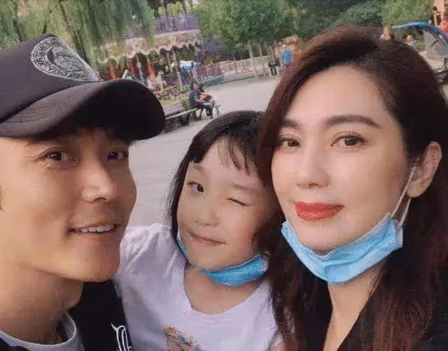洪欣張丹峰離婚告訴女性:掌控好家中財務狀況,才是核心價值觀
