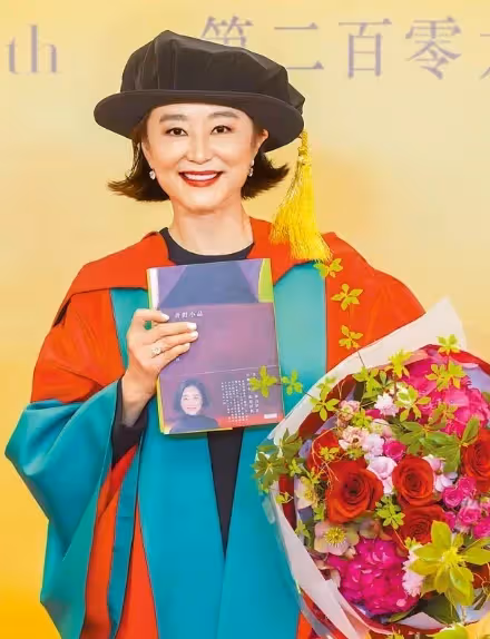 68歲林青霞獲頒榮譽博士,淡妝絕美典禮照曝光