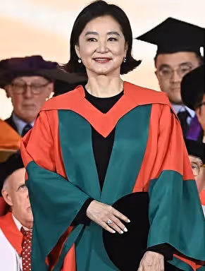 68歲林青霞獲頒榮譽博士,淡妝絕美典禮照曝光