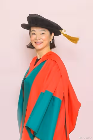 68歲林青霞獲頒榮譽博士,淡妝絕美典禮照曝光