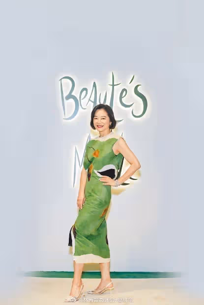 68歲林青霞獲頒榮譽博士,淡妝絕美典禮照曝光
