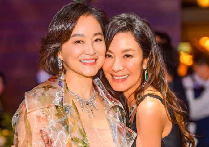 68歲林青霞獲頒榮譽博士,淡妝絕美典禮照曝光