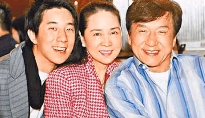 成龍子女近照曝光!兒子夜店約性感美女,女兒陪妻子逛街被嫌棄