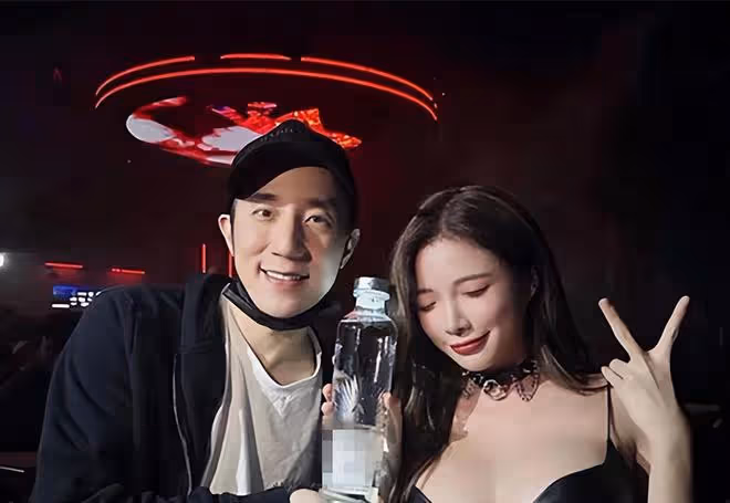 成龍子女近照曝光!兒子夜店約性感美女,女兒陪妻子逛街被嫌棄