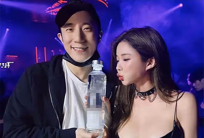 成龍子女近照曝光!兒子夜店約性感美女,女兒陪妻子逛街被嫌棄