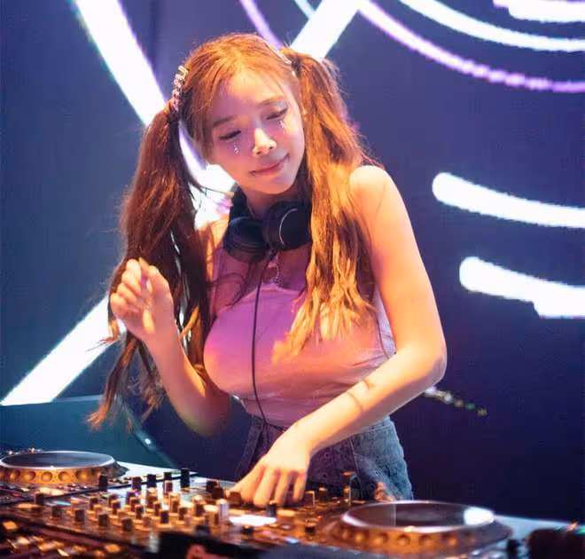 成龍子女近照曝光!兒子夜店約性感美女,女兒陪妻子逛街被嫌棄