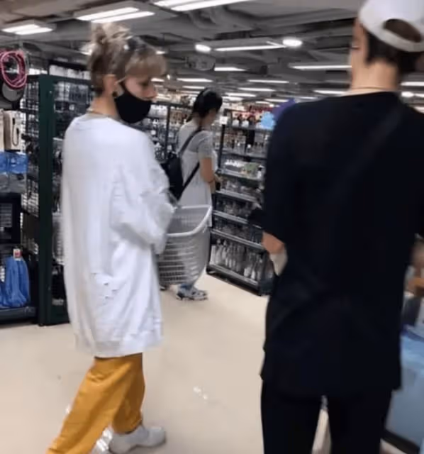 成龍子女近照曝光！兒子夜店約性感美女，女兒陪妻子逛街被嫌棄