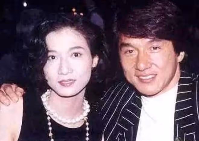 成龍子女近照曝光！兒子夜店約性感美女，女兒陪妻子逛街被嫌棄