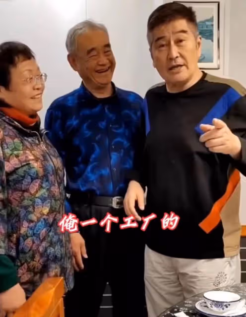 68歲港星勞動節回內地老家,與40年前工友開心重聚,曾是工廠車工