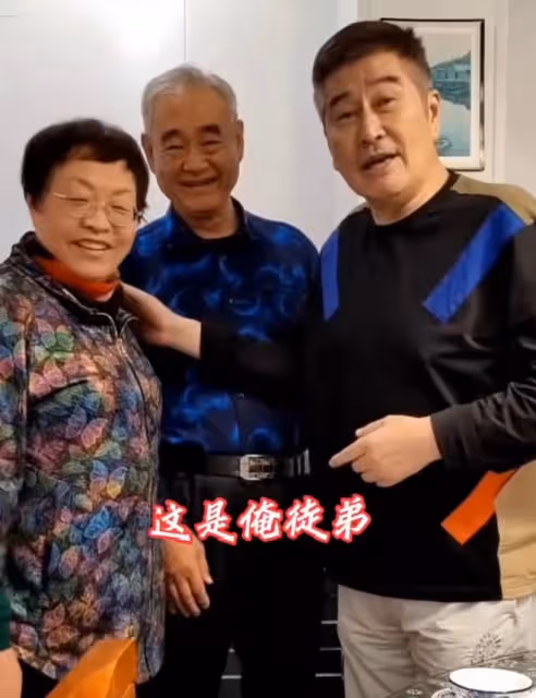 68歲港星勞動節回內地老家,與40年前工友開心重聚,曾是工廠車工