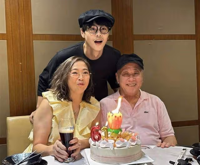 知名港星攜子為愛妻慶生!61歲壽星狀態大勇,兒子已經入行多年