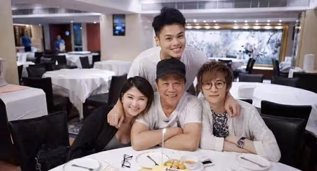 知名港星攜子為愛妻慶生!61歲壽星狀態大勇,兒子已經入行多年