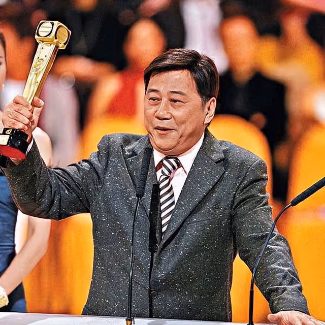 知名港星攜子為愛妻慶生!61歲壽星狀態大勇,兒子已經入行多年