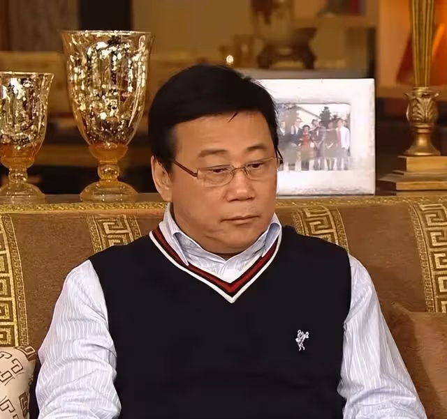 知名港星攜子為愛妻慶生!61歲壽星狀態大勇,兒子已經入行多年
