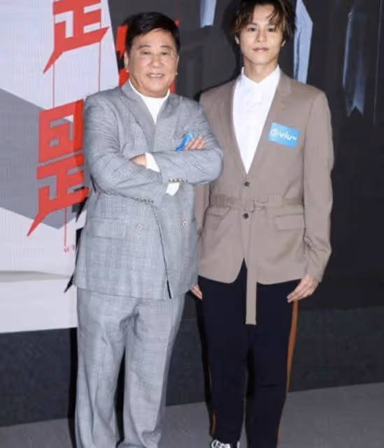 知名港星攜子為愛妻慶生!61歲壽星狀態大勇,兒子已經入行多年