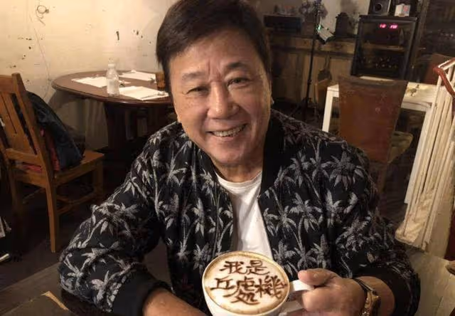 知名港星攜子為愛妻慶生!61歲壽星狀態大勇,兒子已經入行多年