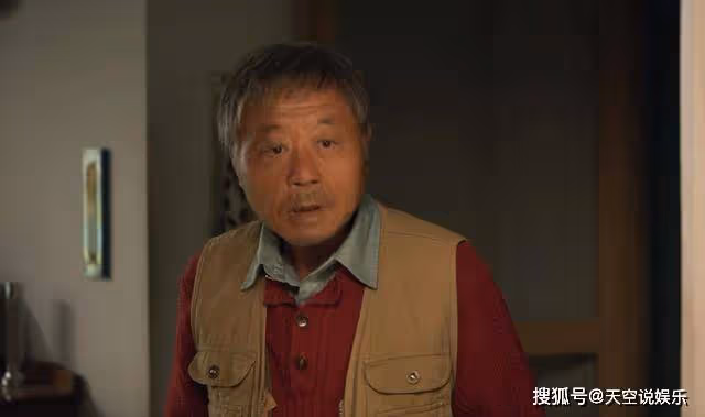 《漫長的季節》兩件紅色毛衣，暴露了王響的偏心，他不是個好父親