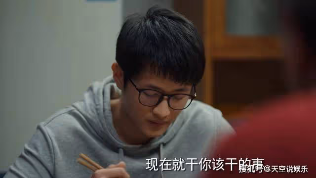 《漫長的季節》兩件紅色毛衣，暴露了王響的偏心，他不是個好父親