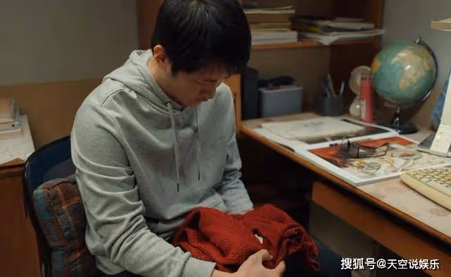 《漫長的季節》兩件紅色毛衣，暴露了王響的偏心，他不是個好父親