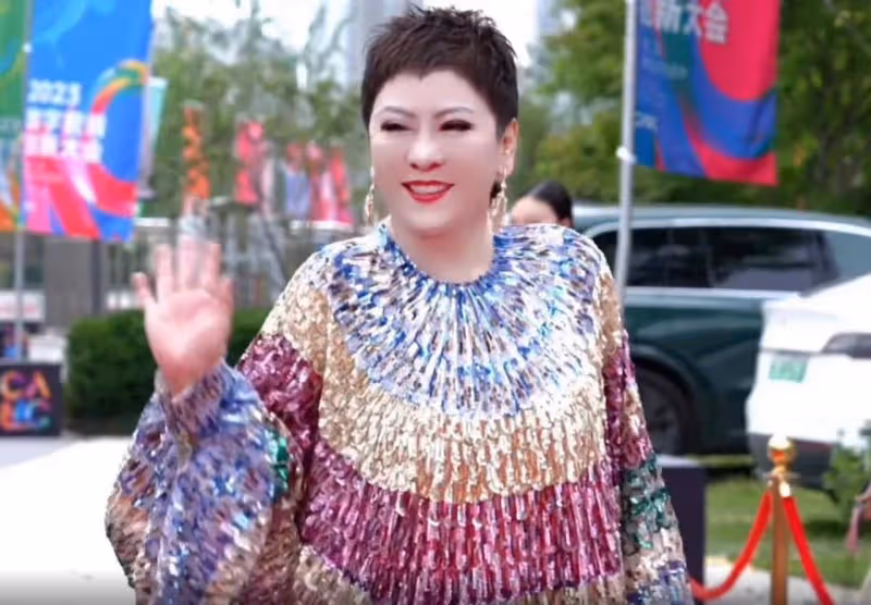 路人鏡頭下的向太:肥胖蒼老醫美痕跡很重,再有錢也擋不住自然衰老