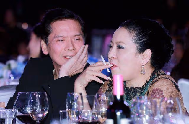 路人鏡頭下的向太:肥胖蒼老醫美痕跡很重,再有錢也擋不住自然衰老