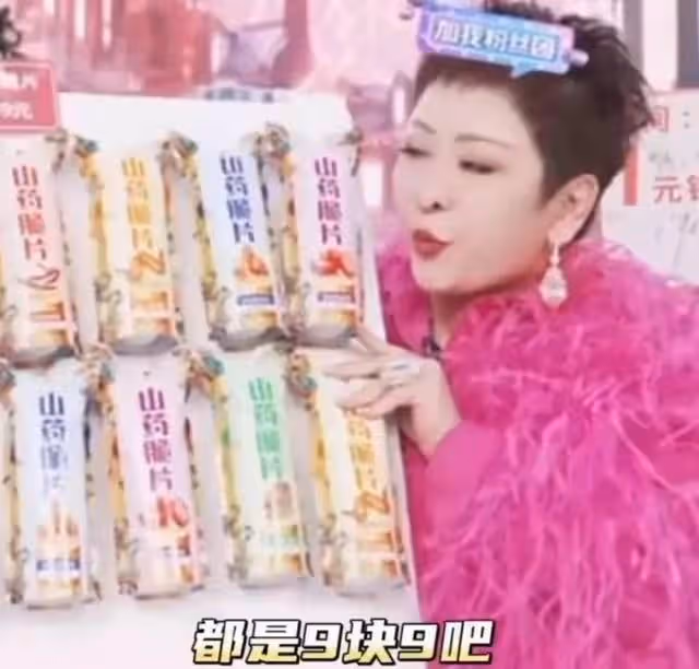 路人鏡頭下的向太:肥胖蒼老醫美痕跡很重,再有錢也擋不住自然衰老