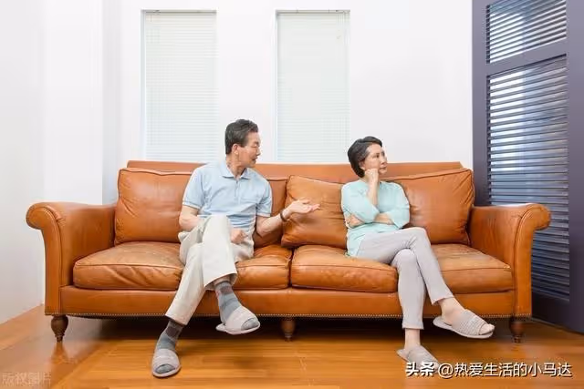 妻子50歲就退休回家躺平,我一氣之下提出AA制,沒想到她比我更狠