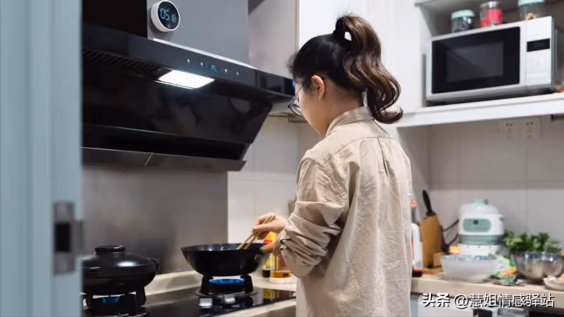 我媽被奶奶趕出家門,爸爸另娶卻讓我們姐倆養老,媽媽竟然答應了
