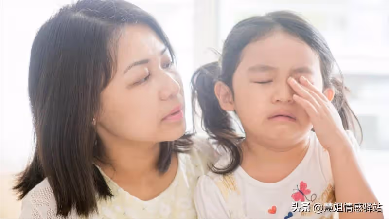 我媽被奶奶趕出家門,爸爸另娶卻讓我們姐倆養老,媽媽竟然答應了