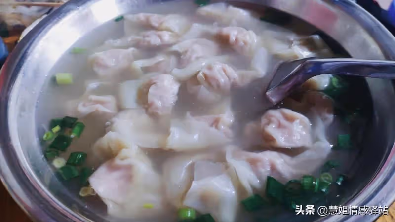 我媽被奶奶趕出家門,爸爸另娶卻讓我們姐倆養老,媽媽竟然答應了