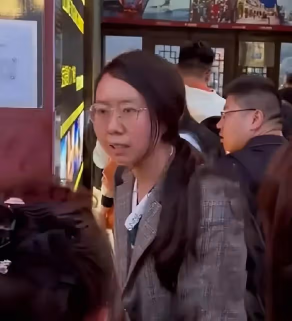 「我就要插隊!」橫店插隊母女口出狂言:我們四川人可不是好惹的