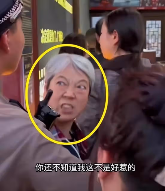「我就要插隊!」橫店插隊母女口出狂言:我們四川人可不是好惹的